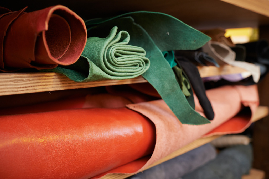 bunte Lederreste | Kernhof, Austria - February 01, 2014: Schuhmanufaktur Pfaffenlehner; bunte Lederreste im Regal. - Realisiert mit Pictrs.com