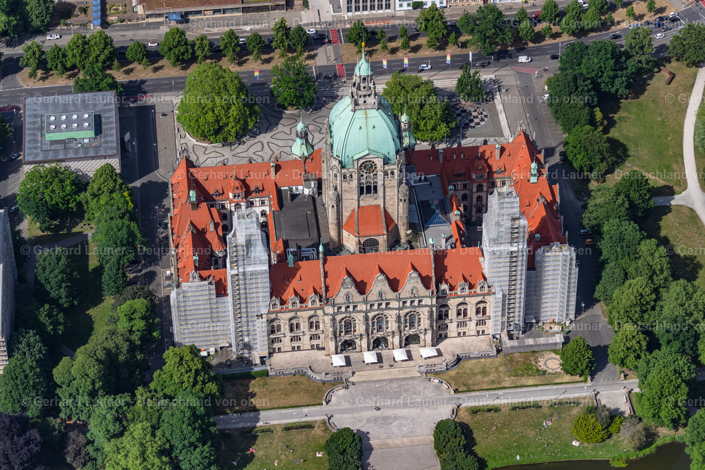 4031017 | HANNOVER 02.06.2020 Gebäude der Stadtverwaltung - Rathaus Neues Rathaus am Trammplatz in der Innenstadt von Hannover im Bundesland Niedersachsen. Das Gebäude mit Türmen und Kuppel steht am Maschteich im Altstadtzentrum von Hannover. // City hall and administration building Neues Rathaus on Trammplatz square in Hannover in the state of Lower Saxony. The building is located on the pond Maschteich in the historical city center. Foto: Gerhard Launer