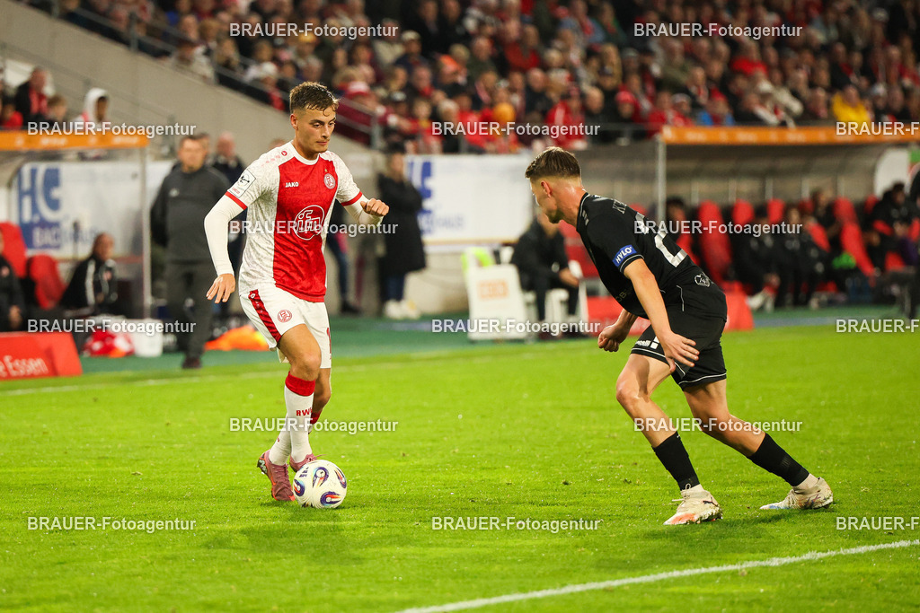 Rot-Weiss Essen - 1.Fc Schweinfurt | Essen, Deutschland, 02.11.2025 Marvin Obuz  (Rot-Weiss Essen) und Pius Krätschmer (1.FC Schweinfurt)  im Kampf um den Ballwährend des 3.Liga Spiels zwischen  Rot-Weiss Essen und 1.Fc Schweinfurt am 02.11.2025 im Stadion an der Hafenstraße in Essen. (Foto von Timo Bluhmki-Schmidt/Brauer Fotoagentur