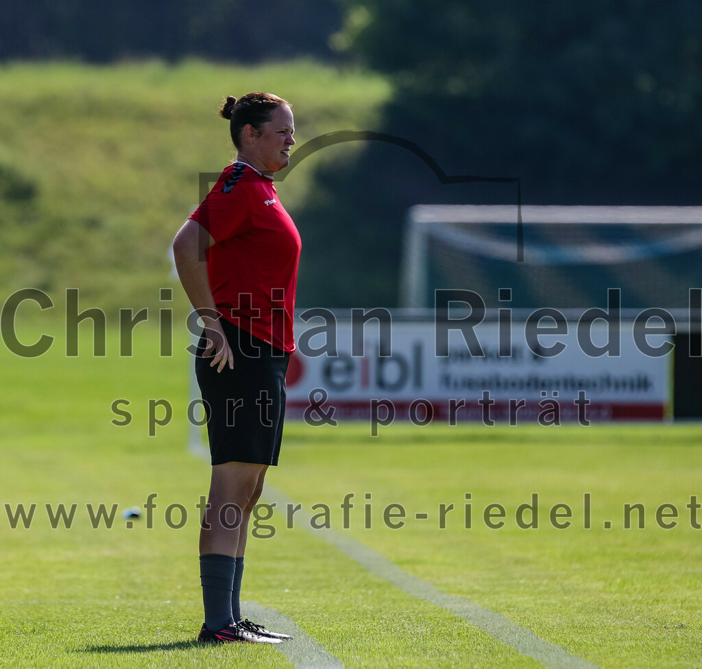 2023-09-09_003_FC_Langengeisling_gegen_TV_1864_Altoetting | Erding, Deutschland, 09.09.2023:
Fußball, Bezirksoberliga 2023 / 2024, 2. Spieltag, FC Langengeisling gegen TV 1864 Altötting, Endergebnis: 2:3

Trainer Birgit Wimmer (TV 1864 Altötting)

Foto: Christian Riedel / fotografie-riedel.net
