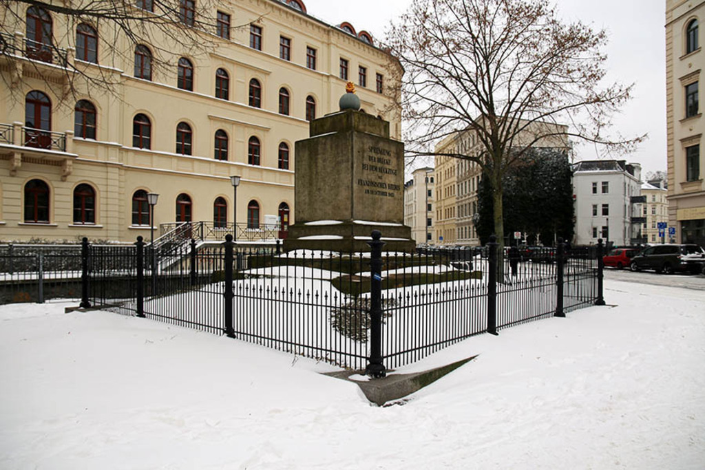 Foto: Leipzig - Brückensprengungsdenkmal | Das Team hinter BILDLEXIKON LEIPZIG bündelt historische wie aktuelle Informationen über die Stadt Leipzig in Text und Bild auf einer Plattform und stellt diese der interessierten Öffentlichkeit zur Verfügung.