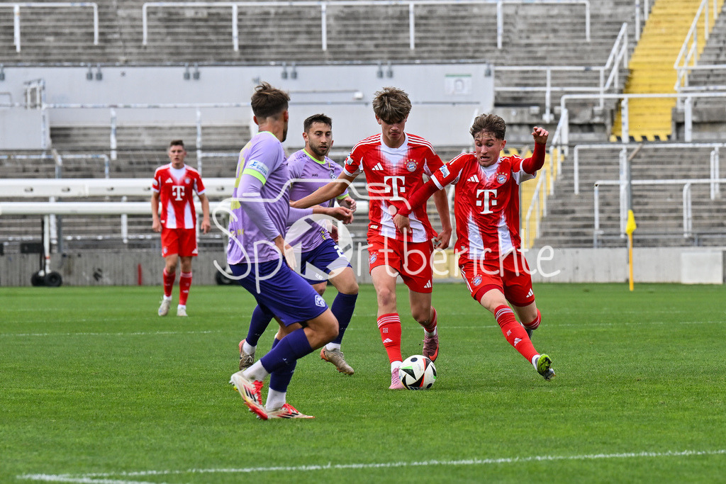 FC Bayern Amateure - FC Würzburger Kickers | am Ball Tim Andreas BINDER (FC Bayern Muenchen II 11) / Regionalliga Bayern: FC Bayern Amateure - FC Würzburger Kickers; Grünwalder Stadion am 27.09.2025