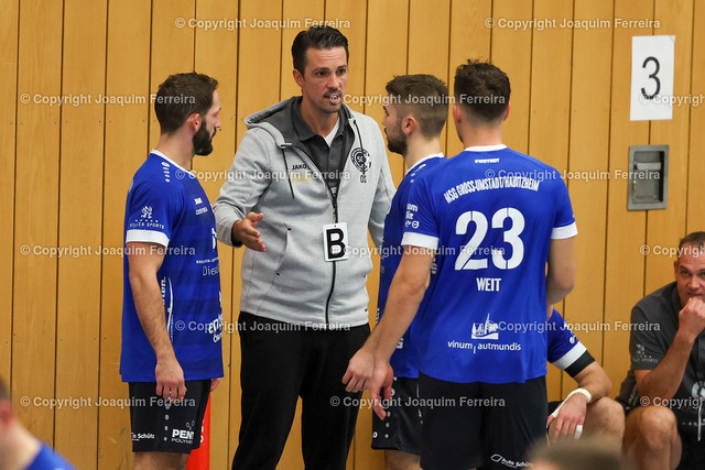 msgvshan_0163 | despor 2022.10.23 HB Männer Oberliga MSG Umstadt/Habitzheim - HSG Hanau II emspor, emonline, despor,  v.l., David Lubar (MSG Umstadt/Habitzheim), Trainer Oliver Schulz (MSG Umstadt/Habitzheim) gibt Anweisungen, gestikuliert, mit den Armen gestikulieren gives instructions, gesticulate., Luca Kemper (MSG Umstadt/Habitzheim), Dennis Weit (MSG Umstadt/Habitzheim) 
 - Realisiert mit Pictrs.com