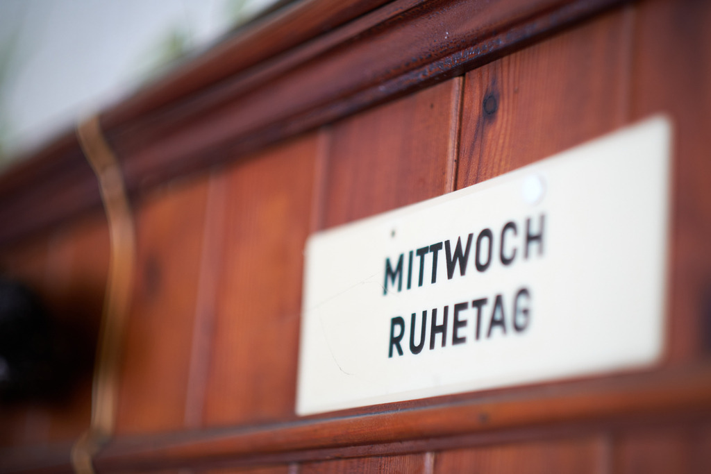 Innenraum einer leeren Gaststätte im Weinviertel | Austria - June 08, 2021: Innenraum einer leeren Gaststätte im Weinviertel; Mittwoch Ruhetag Tafel an der Wand. - Realisiert mit Pictrs.com
