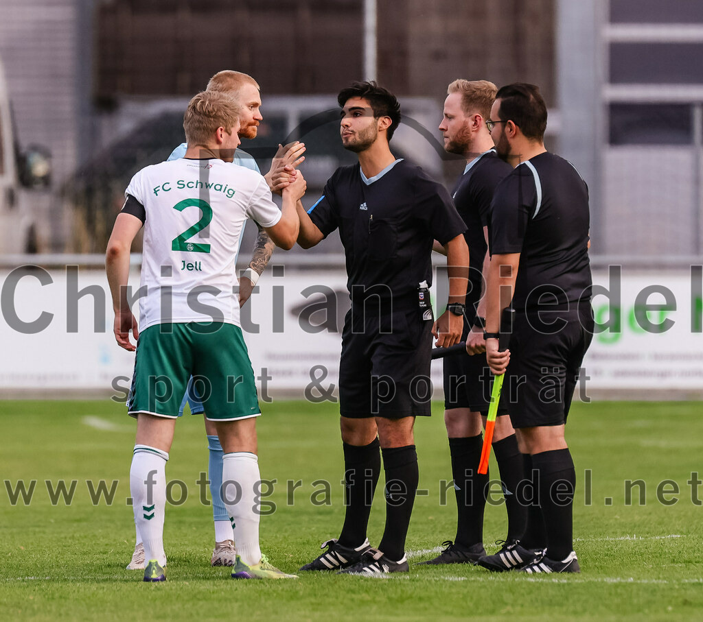 2023-07-28_009_FC_Schwaig_gegen_TSV_1860_Rosenheim | Oberding, Deutschland, 28.07.2023:
Fußball, Landesliga Südost 2023 / 2024, 3. Spieltag, FC Schwaig gegen TSV 1860 Rosenheim, Endergebnis: 1:1

Tobias Jell (FC Schwaig, #2), Maximilian Pichler (TSV 1860 Rosenheim, #24), Schiedsrichter Vincenzo Tropeano

Foto: Christian Riedel / fotografie-riedel.net