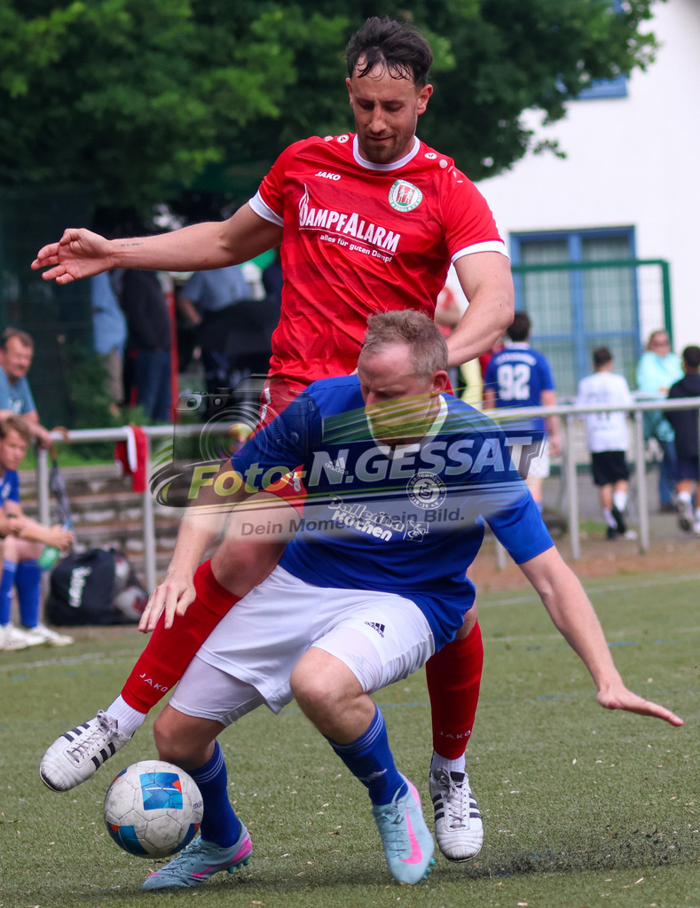 Bünder SV - TuS Bruchmühlen II | Auf dem Bild zu sehen: grün Bünder SV: Florian Schmale ; blau TuS Bruchmühlen II: Florian Finkemeier Bünder SV, TuS Bruchmühlen II, Saison 25/26, Kreisliga A, Bünde, Deutschland - Realisiert mit Pictrs.com
