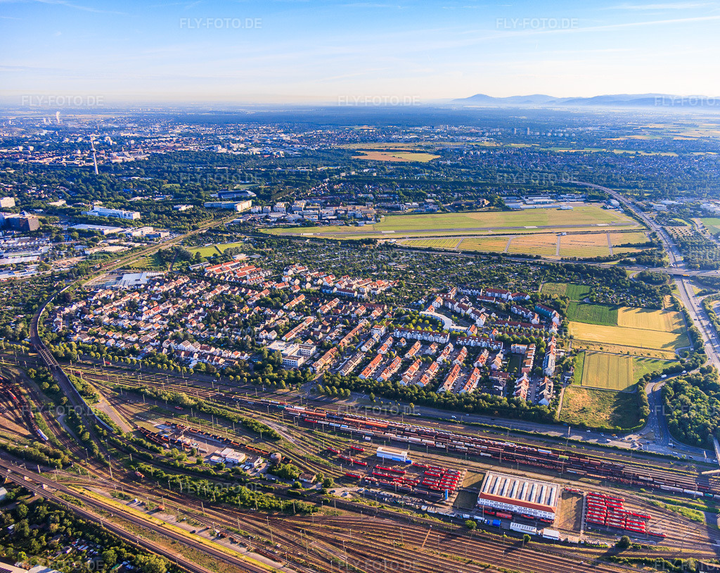 Luftbild: Ortsansicht aus Süden zwischen Rangierbahnhof und City Airport Mannheim im Ortsteil Neuhermsheim in Mannheim im Bundesland Baden-Württemberg in Deutschland. – Foto: IMG_157440.jpg vom 18.06.2026 durch Werner Riehm/FLY-FOTO.de – Auflösung des Originals: 5034 x 4000 px – City Airport Mannheim - Das Tor zur Metropolregion Rhein-Neckar
