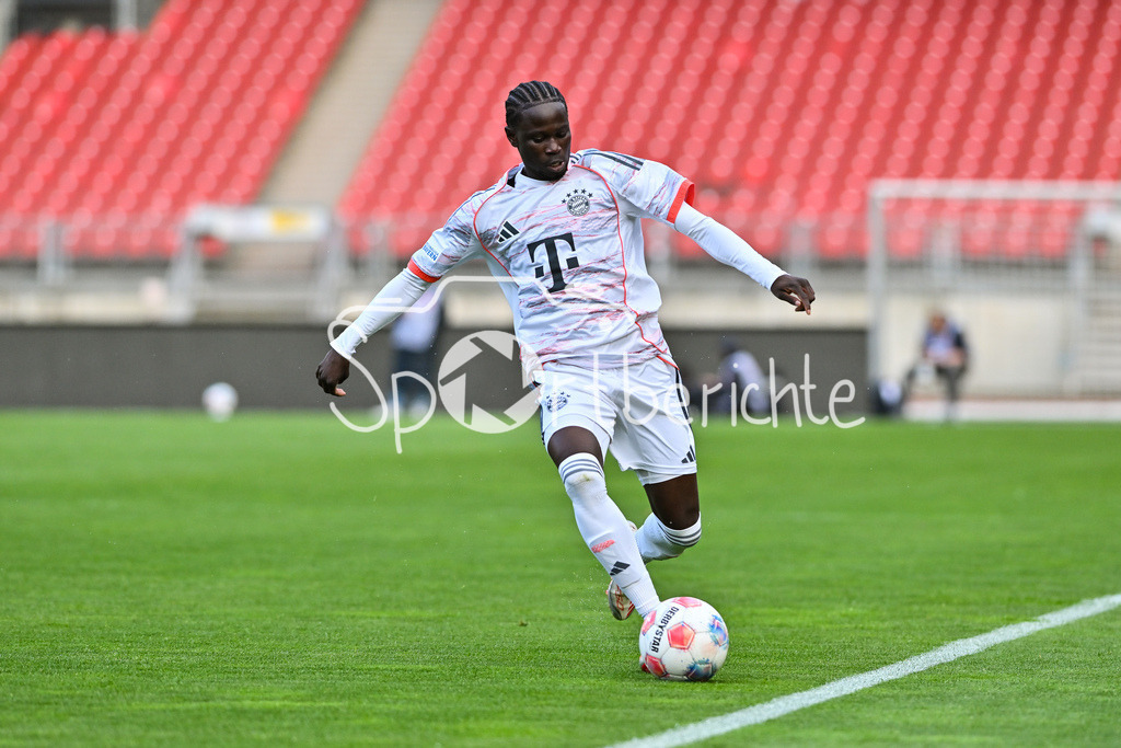 1. FC Nürnberg II - FC Bayern Amateure | NÜRNBERG, GERMANY - 21. APRIL: am Ball Bajung DARBOE (FC Bayern München II 7) während dem Match zwischen dem 1. FC Nürnberg II und den Amateuren des FC Bayern am 30. Spieltag der Regionalliga Bayern im Max-Morlock Stadion
