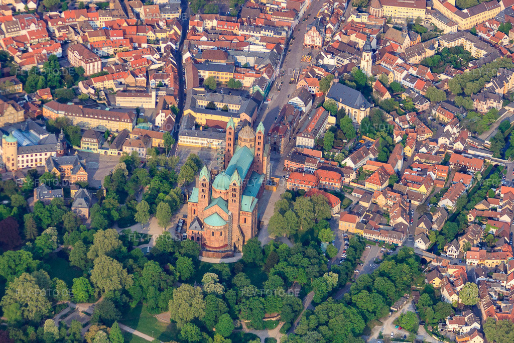 Luftbild: Dom zu Speyer und Domgarten in Speyer im Bundesland Rheinland-Pfalz in Deutschland. – Foto: IMG_40455.jpg vom 24.04.2011 durch Werner Riehm/FLY-FOTO.de – Auflösung des Originals: 4107 x 2738 px – Dom zu Speyer