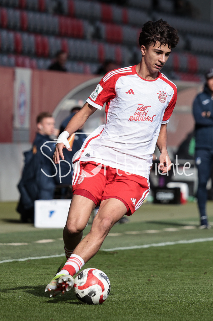 FC Bayern München U19 - TSG 1899 Hoffenheim U19 | Adin LICINA (FCB #7) am Ball / Freisteller / Einzelfoto