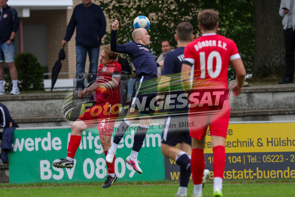 Bünder SV - VfL Holsen | Auf dem Bild zu sehen: rot Bünder SV: Johannes Steinmeier ; blau VfL Holsen: Luca Jan Filusch Bünder SV, VfL Holsen, Saison 26/27, Kreisliga A, Bünde, Deutschland - Realisiert mit Pictrs.com