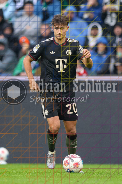 Borussia Mönchengladbach vs FC Bayern München - Bundesliga  | Mönchengladbach, Deutschland, 25.10.25:   Tom Bischof (FC Bayern München) in Aktion am Ball, Einzelaktion waehrend des Spiels der Bundesliga zwischen Borussia Mönchengladbach vs FC Bayern München im Stadion im Borussia Park(Foto von Brauer-Fotoagentur / Adrian Schlueter)