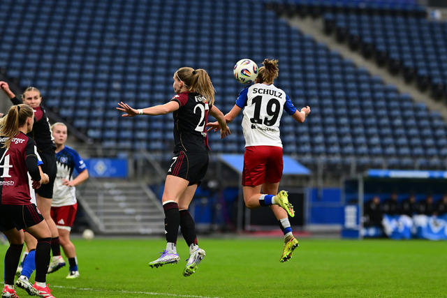 Fußball I Frauen I Saison 2025-2026 I Bundesliga I 10. Spieltag I Hamburger SV - 1. FC Nürnberg I 44617 | Beatrix Fördös (27, 1. FC Nürnberg) Victoria Schulz (19, Hamburger SV) Kopfballduell - Realisiert mit Pictrs.com