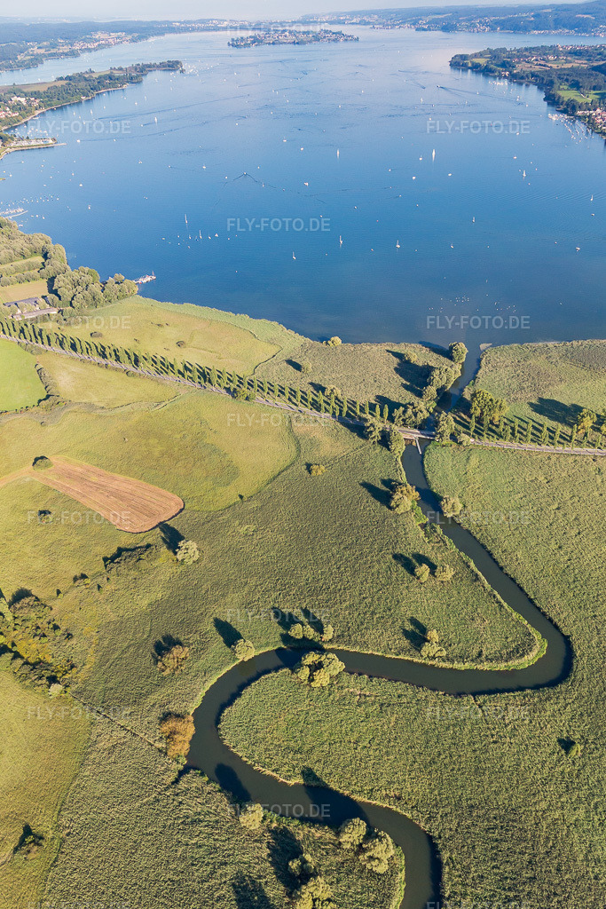 Luftbild: Uferbereiche des Bodensee an der duch das Naturschutzgebiet Moos mäandernden Fluß-Mündung der Aach in Radolfzell am Bodensee in Moos im Bundesland Baden-Württemberg in Deutschland. Foto: IMG_094291.jpg vom 27.08.2016 durch Werner Riehm/FLY-FOTO.de