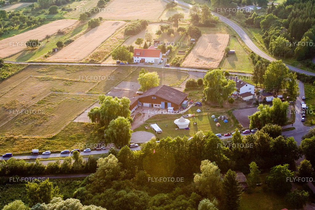 Konstanz, Wollmatingen, Reithof Trab e.V. therapeutisches Reiten am Bodensee | Luftbild: Konstanz, Wollmatingen, Reithof Trab e.V. therapeutisches Reiten am Bodensee im Ortsteil Wollmatingen in Konstanz im Bundesland Baden-Württemberg in Deutschland. Foto: IMG_11646.jpg vom 05.07.2008 durch Werner Riehm/FLY-FOTO.de - Realisiert mit Pictrs.com