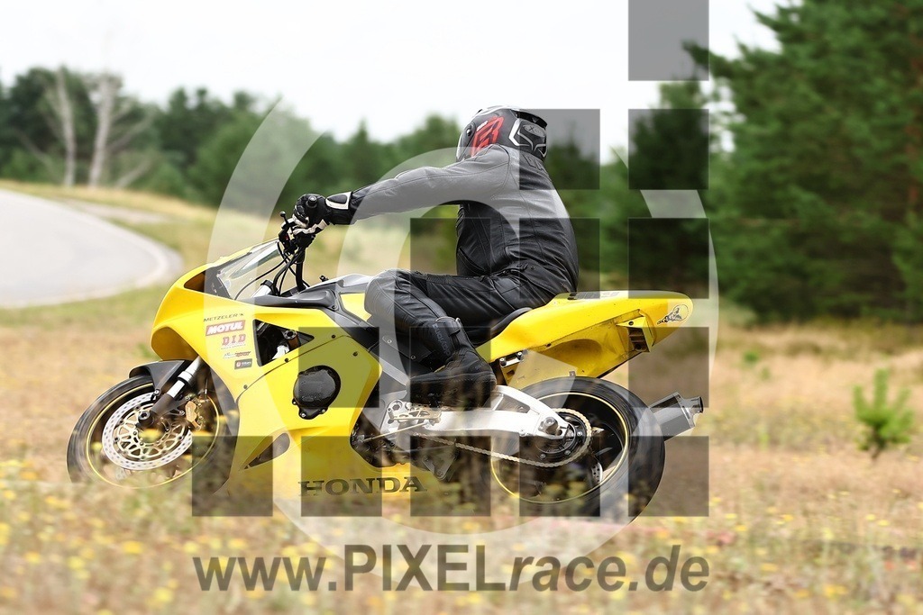 0969-20250726_00246 | Schöne Erinnerungen an spannende Momente - das festzuhalten ist unser Job. PIXELrace.de ist seit 2003 auf den Rennstrecken Europas unterwegs um die Action draußen beim Fahren und die wunderbare Stimmung imm Fahrerlager für euch einzufangen.