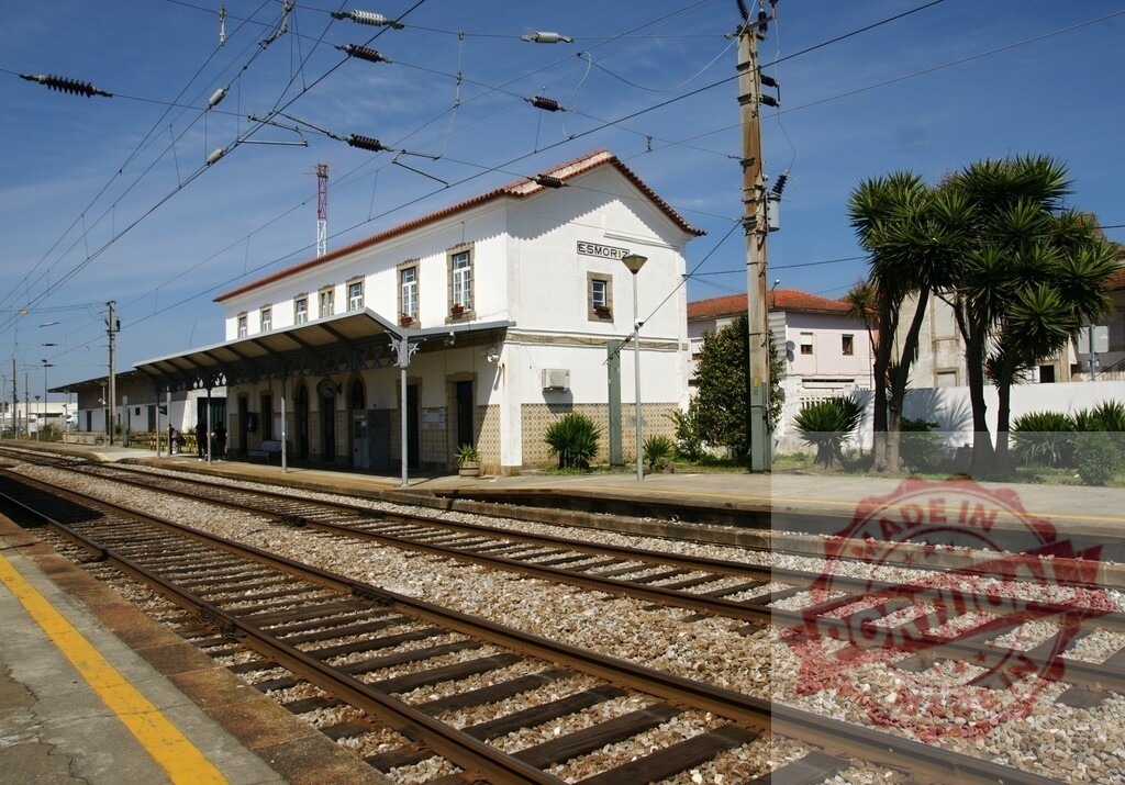 Aveiro Region - Portugal Esmoriz train station building and railway tracks in Portugal | Esmoriz train station building with platforms and railway tracks under a clear sky - Realisiert mit Pictrs.com