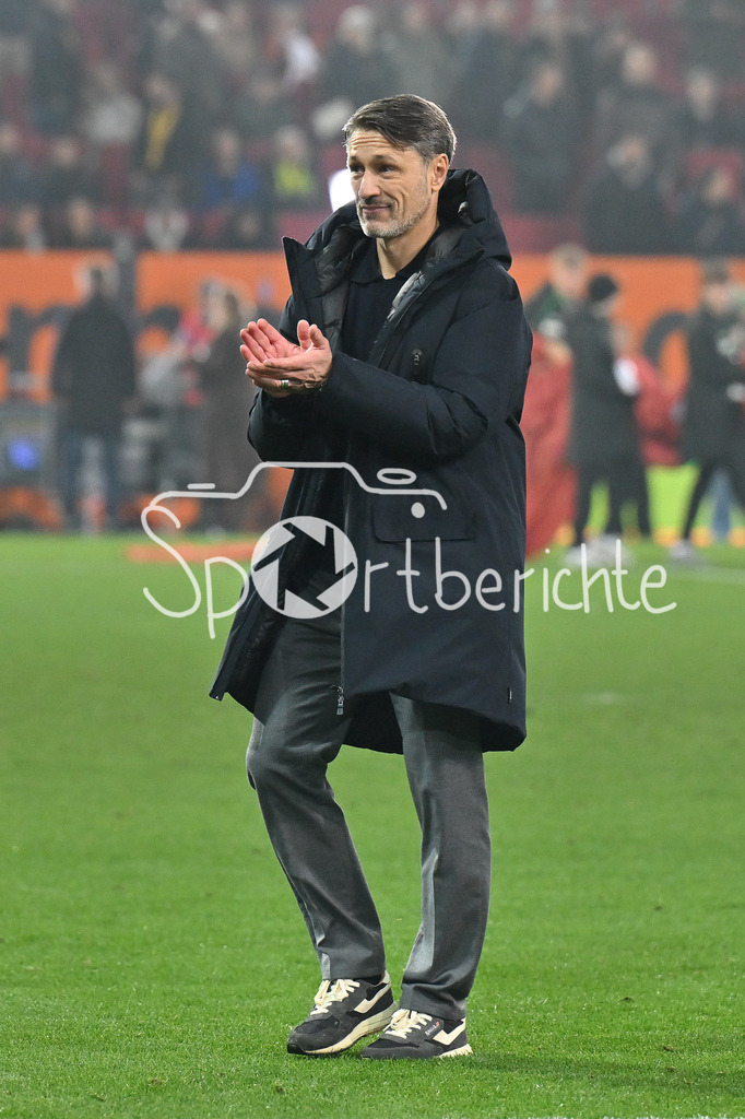 FC Augsburg - Borussia Dortmund | AUGSBURG, GERMANY - the team of Borussia Dortumund celebrating withe the fans after the bundesliga match between FC Augsburg vs. Borussia Dortmund on matchday 9 at WWK Arena on October 31, 2025 in Augsburg, Germany / DFL REGULATIONS PROHIBIT ANY USE OF PHOTOGRAPHS AS IMAGE SEQUENCES AND/OR QUASI-VIDEO / Niko KOVAC headcoach Borussia Dortmund, time, flight
