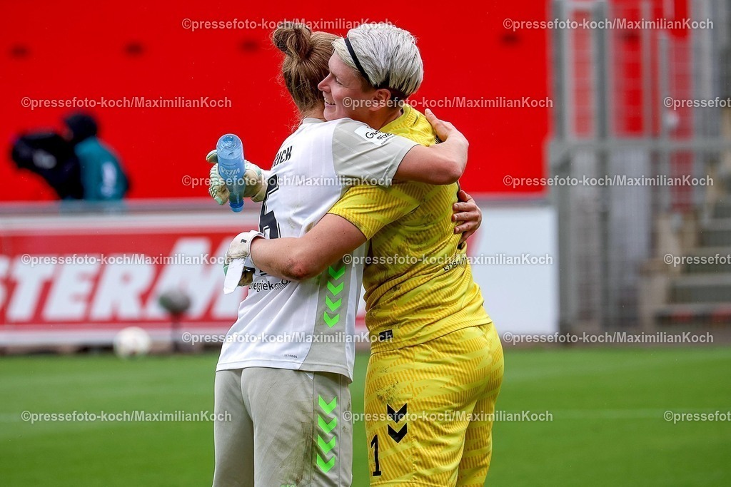xsscx17052601040 | 17.05.2026, xsscx, Frauen Fussball, Bayer 04 Leverkusen - Werder Bremen, 1. Fussball Bundesliga, 26. Spieltag, Ulrich-Haberland-Stadion, Saison 2025 2026: Die Mannschaft von Werder Bremen mit Michelle Ulbrich (Werder Bremen #5), Vanessa Fischer (Werder Bremen #1) feiert ihren Sieg zum 1:3 DFB regulations prohibit any use of photographs as image sequences and or quasi-video. Photo: xSandraxScherningxPressefotoKochx