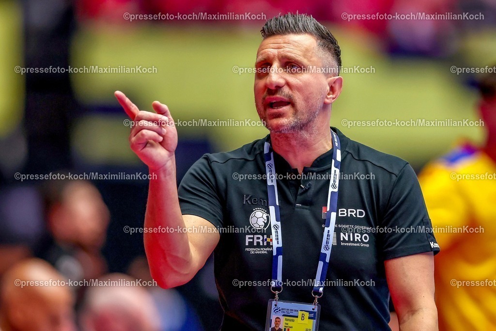 EHF16012601057 | 16.01.2026, Handball, Men's EHF EURO 2026, Portugal - Rumänien, Jyske Bank Boxen in Herning, Dänemark, Preliminary Round:  Headcoach George Ionut Buricea (Romania #hc) gestikulierend am Spielfeldrand  