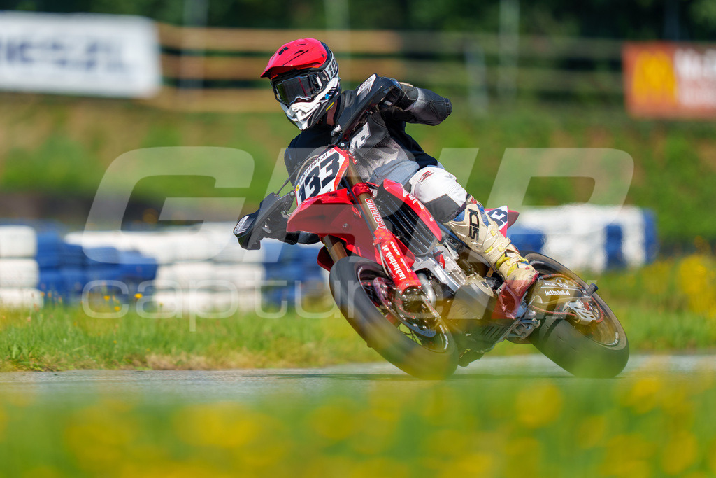 SuperMoto_Staatsmeisterschaft_Greinbach_318 | GRIPcapture steht für authentische Sportfotografie in Österreich – für Momente, die mehr sind als Geschwindigkeit oder Ergebnis. Es geht um Emotion, Spannung, Fokus und den Augenblick, der oft nur einen Wimpernschlag dauert.Ob Motorsport, Teamsport oder 
