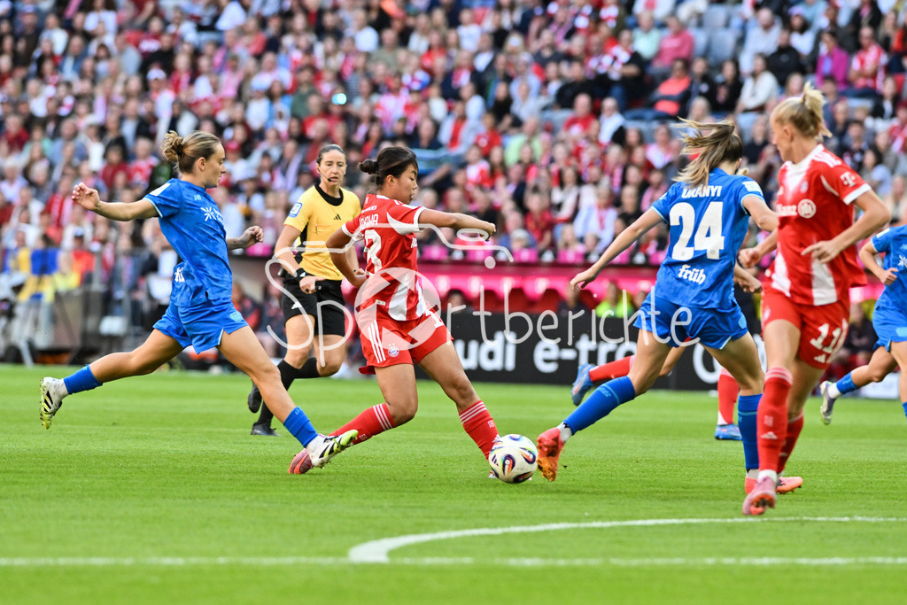 FC Bayern München - Bayer 04 Leverkusen | im Duell Sofie Lena ZDEBEL (Bayer Leverkusen Frauen 16) und Momoko TANIKAWA (FC Bayern Frauen 18) / Zweikampf / Google Pixel Frauen-Bundsliga: FC Bayern München - Bayer 04 Leverkusen; Allianz Arena am 06.09.2025 / Lilla TURANYI (Bayer Leverkusen Frauen 24)