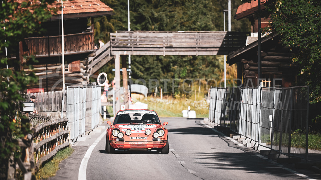 19. Arosa ClassicCar 2023 - 1. September 2023 | 19. Arosa ClassicCar 2023
Arosa, Schweiz
Schuler Veit aus Schaffhausen mit der Startnummer 516 in einem Porsche 911 RS, Jahrgang 1970, in der Klasse Competition.
@arosaclassiccar, @arosa.official, #arosaclassiccar, #arosa, #76curves, #classiccar
Bild: Sportfotografie Markus Aeschimann | www.markus-aeschimann.ch - Realisiert mit Pictrs.com