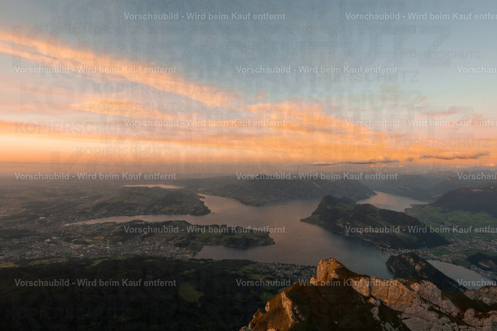 Sonnenuntergang auf dem Pilatus | Sonnenuntergang auf dem Pilatus mit warmem Abendlicht, leuchtenden Wolken und Blick über die Zentralschweiz. Eine ruhige Bergserie zwischen Fels, Himmel und letzter Tagesfarbe. - Realisiert mit Pictrs.com