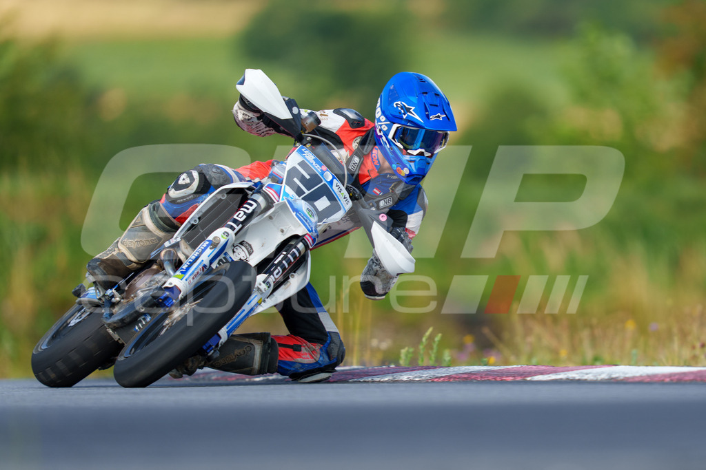 SuperMoto_Staatsmeisterschaft_Fuglau-301 | GRIPcapture steht für authentische Sportfotografie in Österreich – für Momente, die mehr sind als Geschwindigkeit oder Ergebnis. Es geht um Emotion, Spannung, Fokus und den Augenblick, der oft nur einen Wimpernschlag dauert.Ob Motorsport, Teamsport oder 