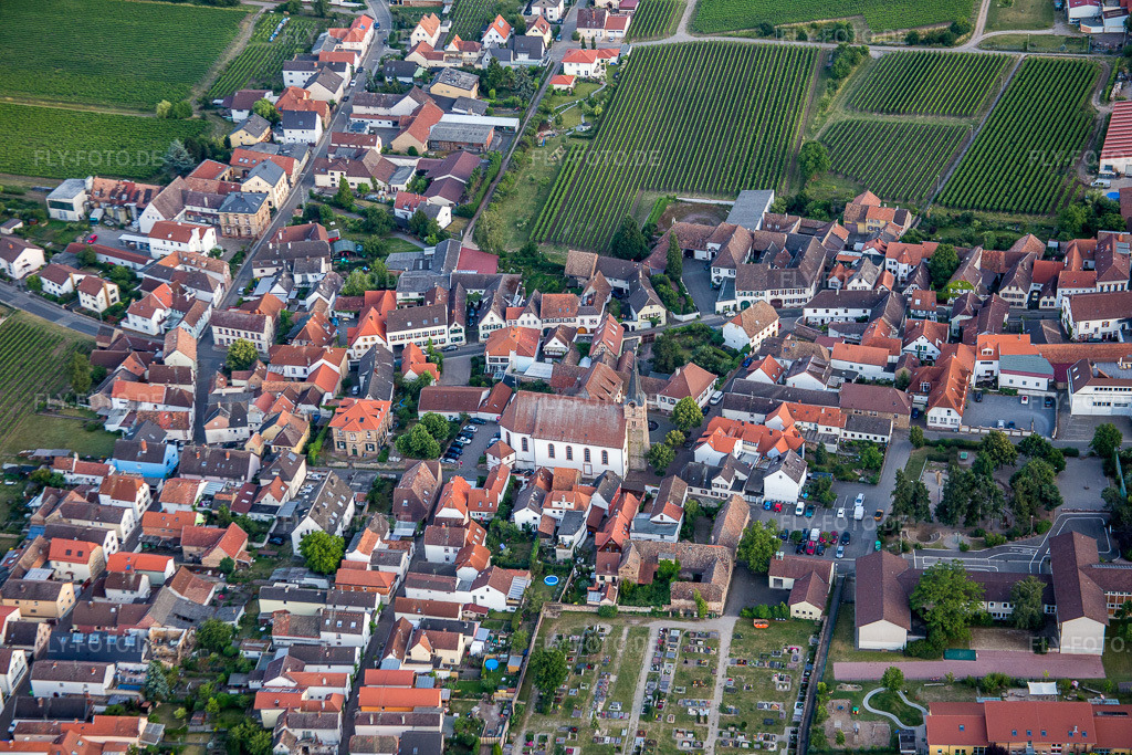 Luftbild: Kirchengebäude an der Weinstraße im Ortsteil Diedesfeld in Neustadt im Bundesland Rheinland-Pfalz in Deutschland. Foto: IMG_082761.jpg vom 25.06.2015 durch Werner Riehm/FLY-FOTO.de