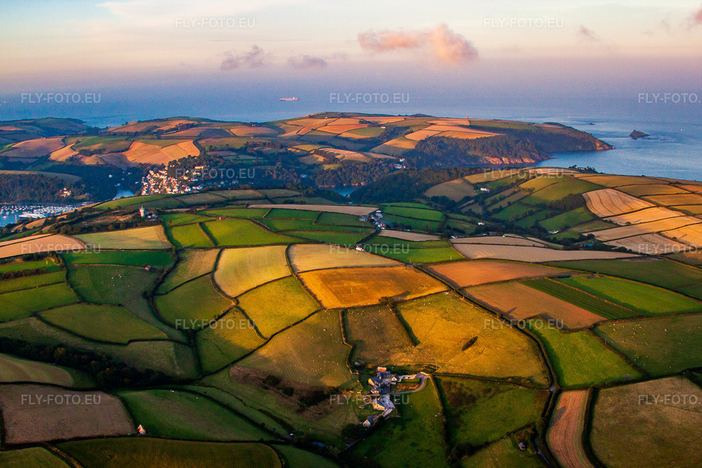 Vue aérienne: Champs au large de l'estuaire de la Dart à Dartmouth dans le département Angleterre, Grande Bretagne. Photo: IMG_19841.jpg prise le 25/07/2009 par Werner Riehm/FLY-FOTO.euRésolution de l'original: 4752 x 3168 px