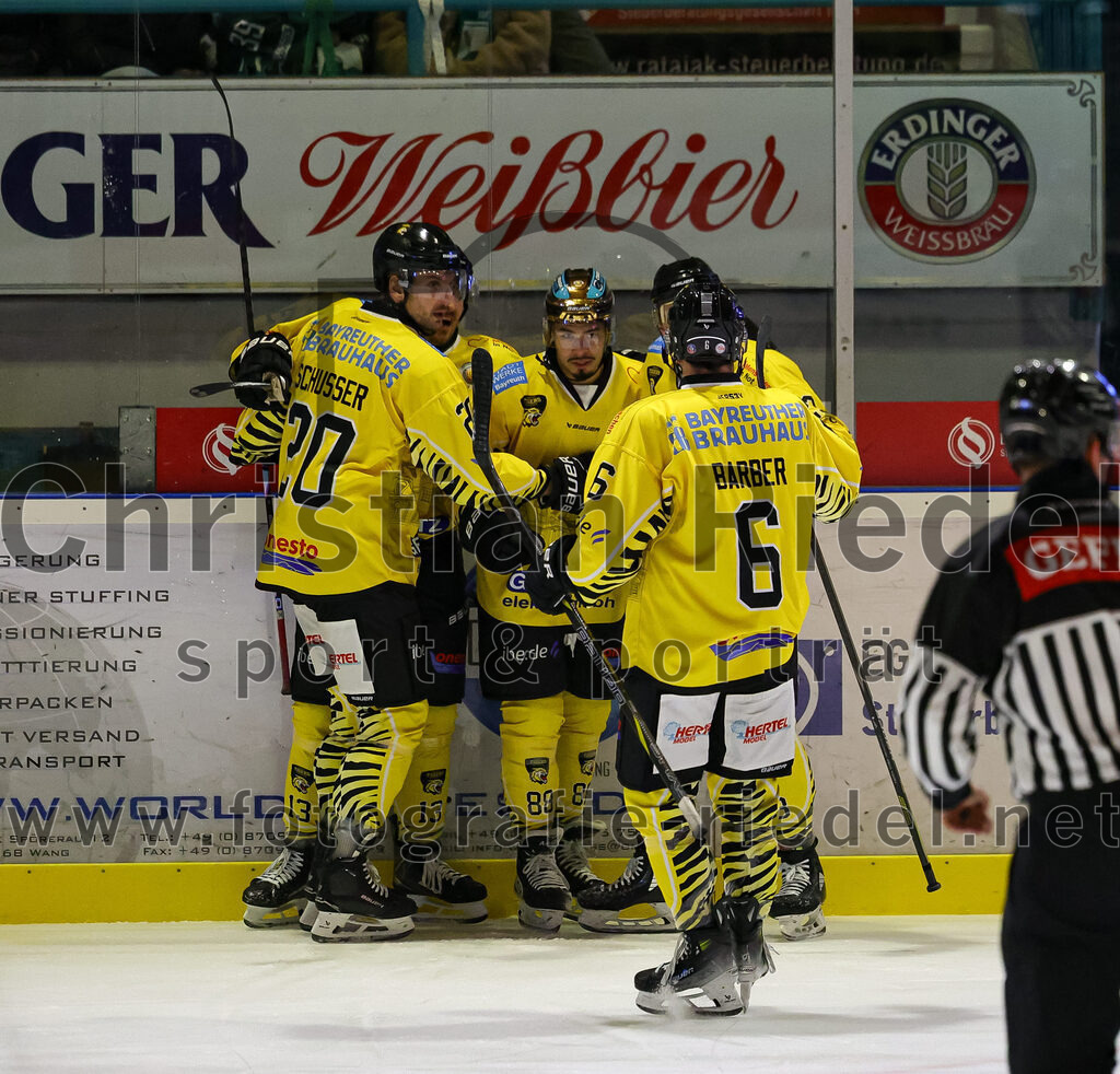 2025-10-10_075_TSV_Erding_gegen_onesto_Tigers_Bayreuth | Erding, Deutschland, 10.10.2025:Eishockey, Oberliga Süd 2025 / 2026, 7. Spieltag, TSV Erding gegen onesto Tigers Bayreuth, Endergebnis: 2:5Jubel nach dem 1:1 Ausgleich durch Kyle Bollers (onesto Tigers Bayreuth, #88)Torwart Maximilian Meier (onesto Tigers Bayreuth, #30), Alexander Barber (onesto Tigers Bayreuth, #6)Foto: Christian Riedel / fotografie-riedel.net
