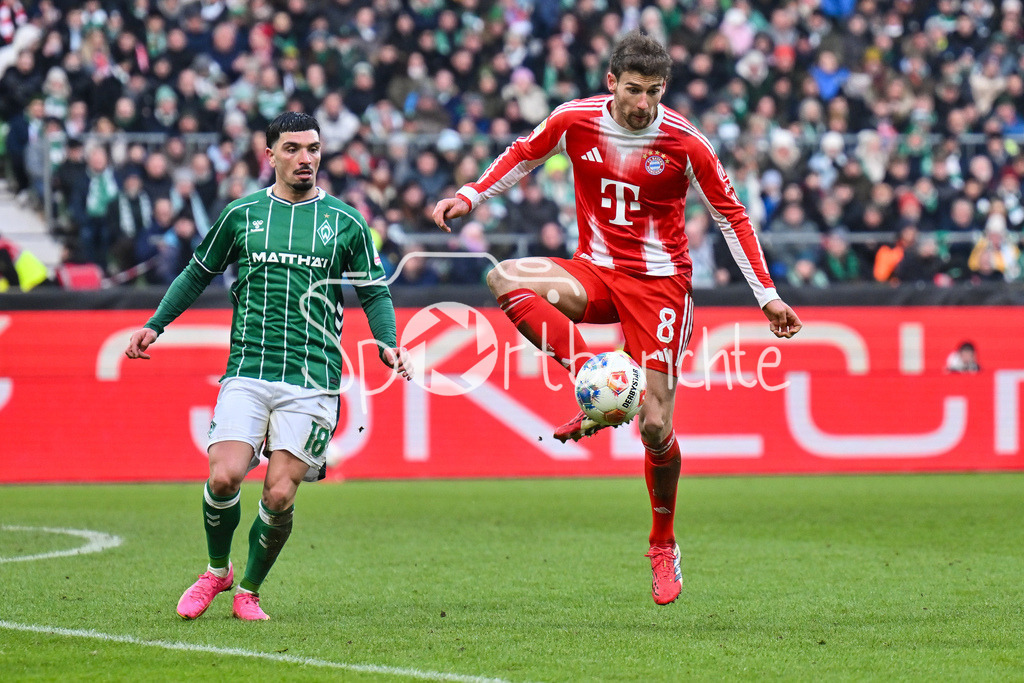 SV Werder Bremen - FC Bayern München | BREMEN, GERMANY - 14. FEBRUARY: im Duell Cameron PUERTAS CASTRO (SV Werder Bremen 18) und Leon GORETZKA (FC Bayern Munich 8) während dem Bundesligamatch zwischen dem SV Werder Bremen und dem FC Bayern München am 22. Spieltag im Weserstadion / DFL REGULATIONS PROHIBIT ANY USE OF PHOTOGRAPHS AS IMAGE SEQUENCES AND/OR QUASI-VIDEO