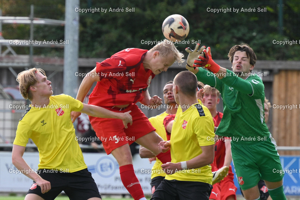 FC Kilia Kiel vs SV Eichede | Ove Witt (Kilia #3) vs Mats Lüdtke (Eichede #1) / Fußball-Oberliga Männer 2026/2027 / FC Kilia Kiel vs SV Eichede / Kilia Sportplatz / Kiel / 12.09.26 - Realisiert mit Pictrs.com
