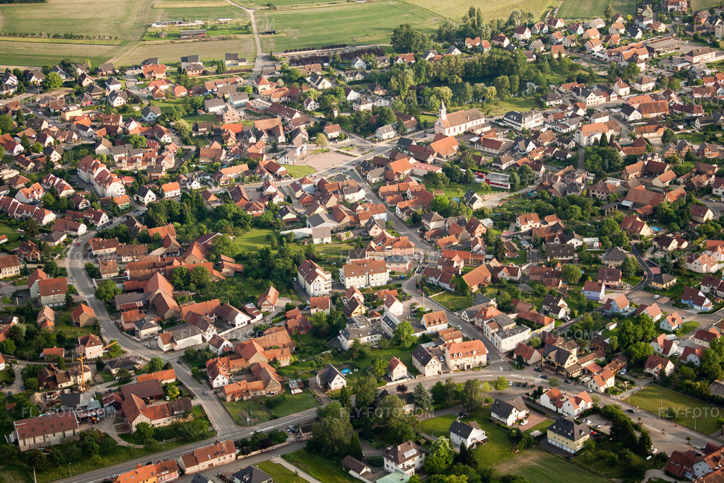 Aerial view: Agricultural fields and arable land in Kilstett in the state Bas-Rhin, France. – Photo: IMG_28855.jpg taken on 06/14/2010 by Werner Riehm/FLY-FOTO.com – Resolution of the original: 4752 x 3168 px