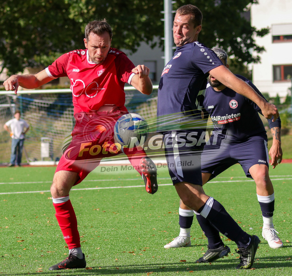 VfL Holsen - TV Elverdissen | Auf dem Bild zu sehen: schwarz VfL Holsen: Marcel Fleer ; rot TV Elverdissen: Thomas Barthel VfL Holsen, TV Elverdissen, Saison 26/27, Kreisliga A, Holsen, Deutschland - Realisiert mit Pictrs.com