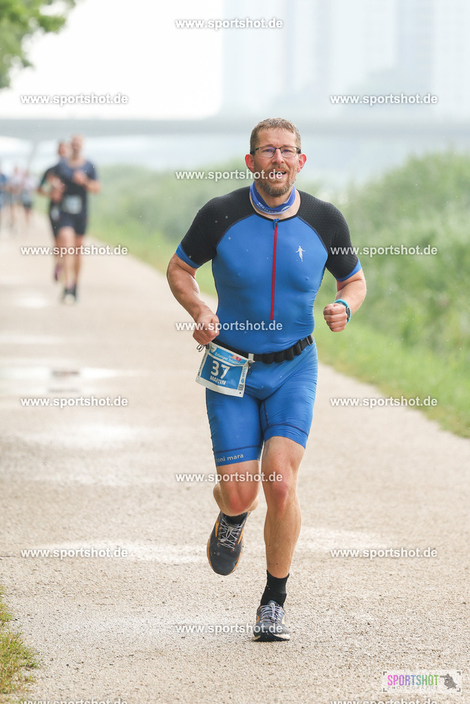 LUR_1165 | 34. M-net Erlanger Triathlon 2025 #erlangertriathlon  #mnettriathlon2025 #mnettriathlon #team #olympischedistanz #mitteldistanz #triathlon #maindonaukanal  #erlangertriathlon2025 #yourpictrs #tv1848 #tv1848erlangen  #triathlonbayern #sportinerlangen #demsportverbunden #sportshot_your_pictrs Copyright: www.sportshot.de