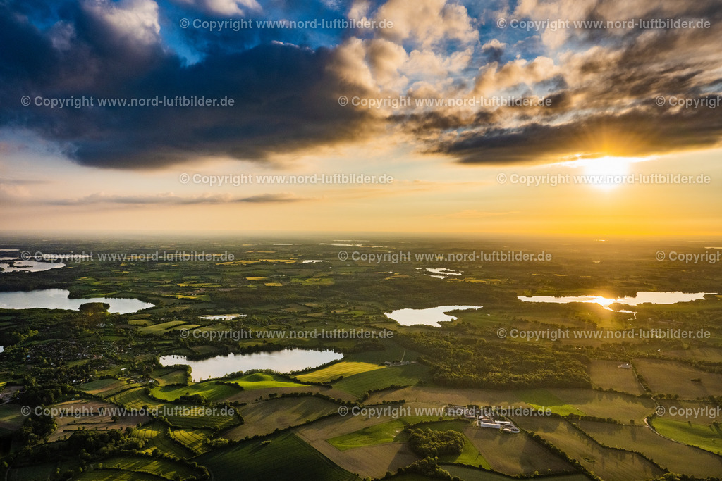 Grebin_Grebiner_See_ELS_9298030622 | GREBIN 03.06.2022 Uferbereichs- Landschaft am Gebiet der Seenkette "Schierensee" im Sonnenaufgang in Grebin in der Holsteinischen Schweiz im Bundesland Schleswig-Holstein, Deutschland. Weiterführende Informationen bei: Tourist Info Großer Plöner See,  Zweckverband Tourismuszentrale Holsteinische Schweiz. // Waterfront landscape on the lake "Schierensee" in Sonnenaufgang in Grebin at Holsteinische Schweiz in the state Schleswig-Holstein, Germany. Further information at: Tourist Info Grosser Ploener See,  Zweckverband Tourismuszentrale Holsteinische Schweiz. Foto: Martin Elsen