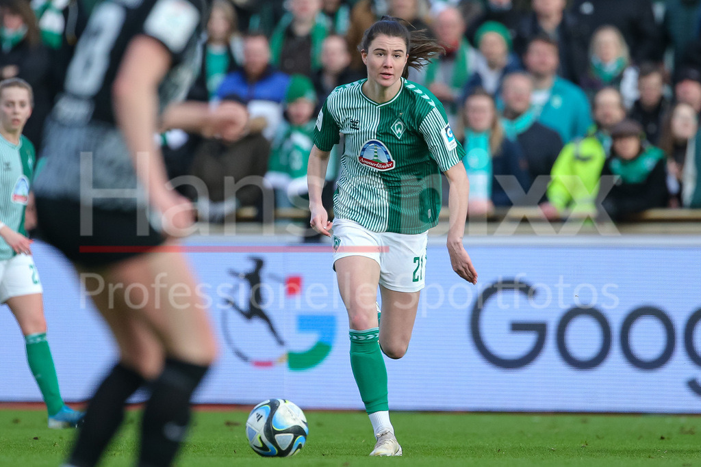 Fussball, Google Pixel Frauen-Bundesliga, SV Werder Bremen - SC Freiburg | v.li.: Chiara Hahn (SV Werder Bremen, 21) am Ball, Einzelbild, Ganzkörper, Aktion, Action, Spielszene, DIE DFB-RICHTLINIEN UNTERSAGEN JEGLICHE NUTZUNG VON FOTOS ALS SEQUENZBILDER UND/ODER VIDEOÄHNLICHE FOTOSTRECKEN. DFB REGULATIONS PROHIBIT ANY USE OF PHOTOGRAPHS AS IMAGE SEQUENCES AND/OR QUASI-VIDEO.