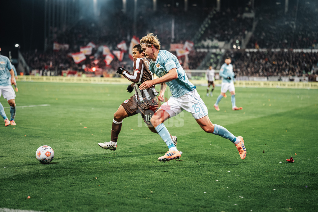 Fußball | Männer | Saison 2025/2026  | Fußball-Bundesliga | 11. Spieltag | FC St. Pauli vs. 1. FC Union Berlin | 23.11.2025 | v.l. Joel Chima Fujita (#16, FC St. Pauli) gegen Tom Rothe (#15, 1. FC Union Berlin)