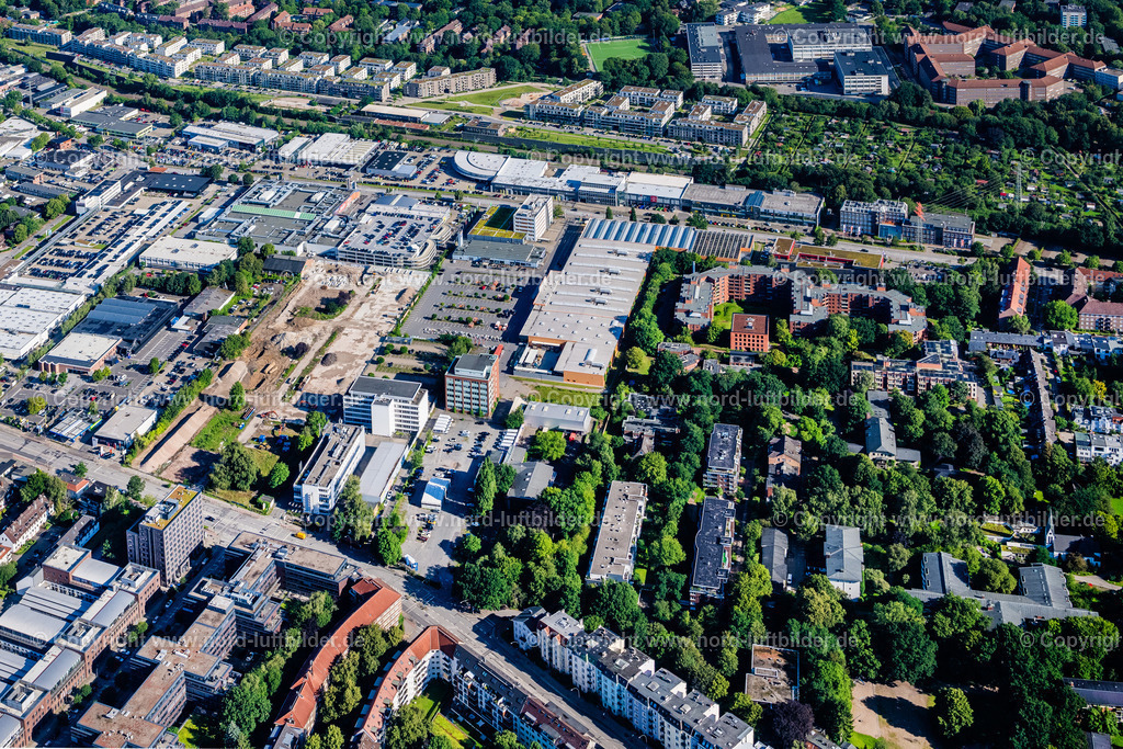 Hamburg_Eppendorf_Appener_Weg_ELS_0760050823a | HAMBURG 05.08.2023 Wohngebiet der Mehrfamilienhaussiedlung " Appener Weg " in Hamburg, Deutschland. // Residential area of the multi-family house settlement " Appener Weg " in Hamburg, Germany. Foto: Martin Elsen