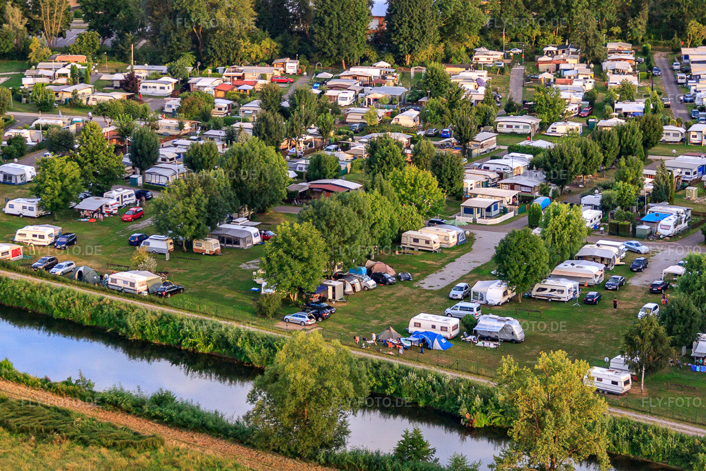 Luftbild: Camping-Resort Rülzheim Im Freizeitzentrum Moby Dick in Rülzheim im Bundesland Rheinland-Pfalz in Deutschland. – Foto: IMG_51435.jpg vom 04.08.2012 durch Werner Riehm/FLY-FOTO.de – Auflösung des Originals: 4752 x 3168 px – Camping Ruelzheim