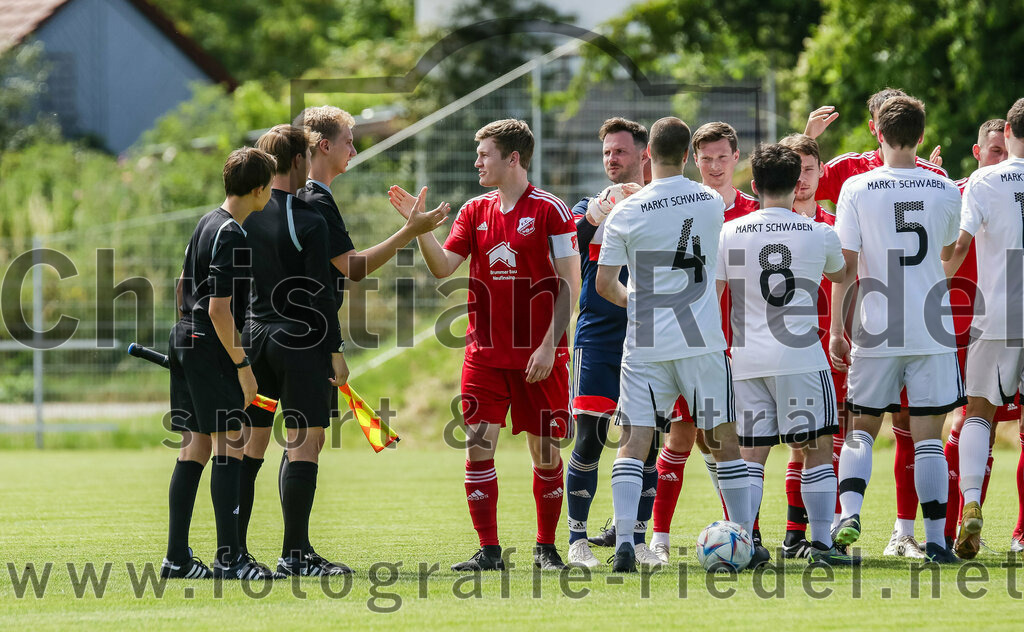 2023-07-08_002_FC_Finsing_gegen_SG_Markt_Schwaben | Finsing, Deutschland, 08.07.2023:
Fußball, Kreisliga 2023 / 2024, Testspiel, FC Finsing gegen SG Markt Schwaben, Endergebnis: 7:0

Schiedsrichter Moritz Martin, Fabian Kövener (FC Finsing, #12), Torwart Stefan Heinzler (FC Finsing, #1)

Foto: Christian Riedel / fotografie-riedel.net