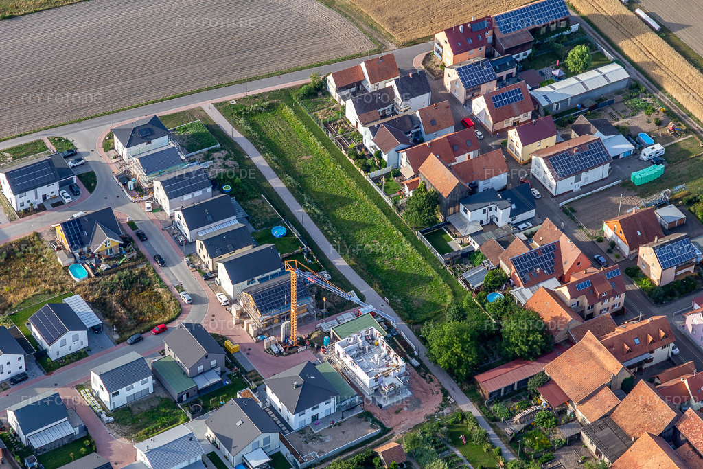 Luftbild: Neubaugebiet Im Sandblatt in Hatzenbühl im Bundesland Rheinland-Pfalz in Deutschland.Foto: IMG_133399.jpg vom 12.07.2022 durch Werner Riehm/FLY-FOTO.deAuflösung des Originals: 5358 x 3572 pxHatzenbühl – Das Tabakdorf in der Südpfalz