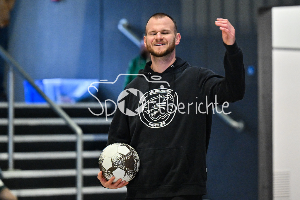 Augsburger Panther - Schwenninger Wild Wings | AUGSBURG, DEUTSCHLAND - 2. NOVEMBER: Maximilian RENNER (Augsburger Panther 58) beim warmup vor dem Ligaspiel zwischen den Augsburger Panthern und den Schwenninger Wild Wings am 17. Spieltag der Penny DEL im Curt Frenzel Stadion am 02.11.2025