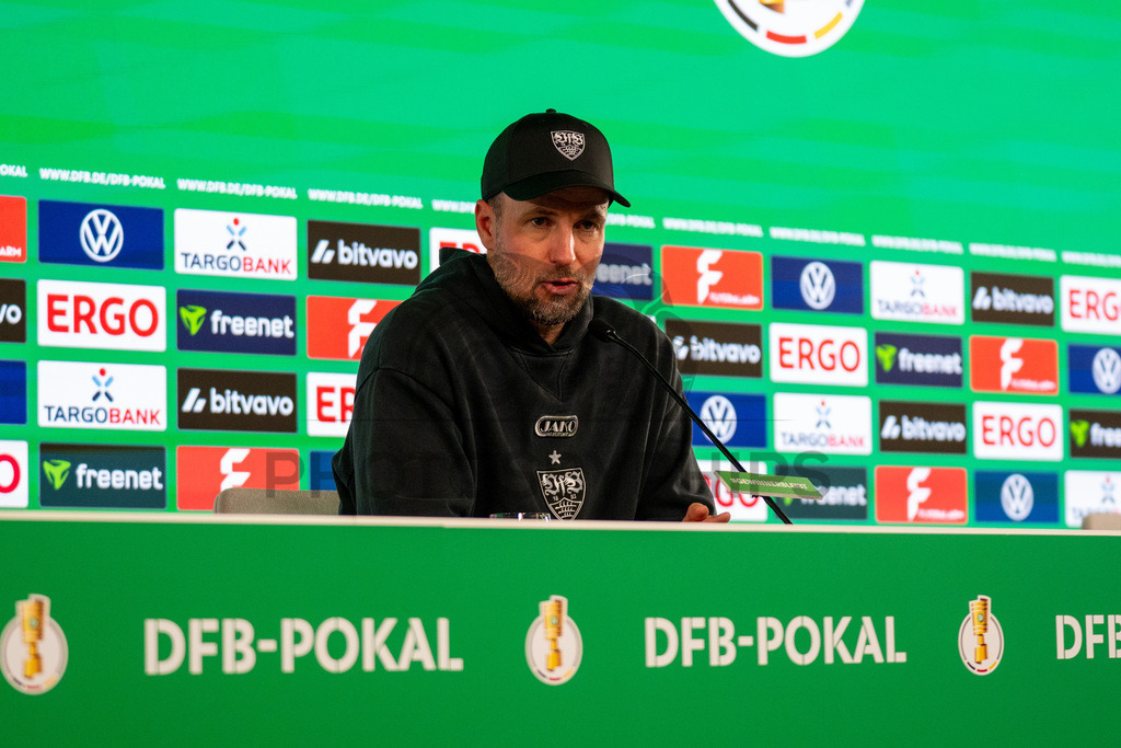 VfB Stuttgart vs. SC Freiburg, Fussball, DFB-Pokal, Halbfinale, 23.04.2026 | Sebastian Hoeness (Trainer VfB Stuttgart) bei der Pressekonferenz nach dem Einzug ins Pokalfinale,VfB Stuttgart vs. SC Freiburg, Fussball, DFB-Pokal, Halbfinale, 23.04.2026DFB regulations prohibit any use of photographs as image sequences and/or quasi-video