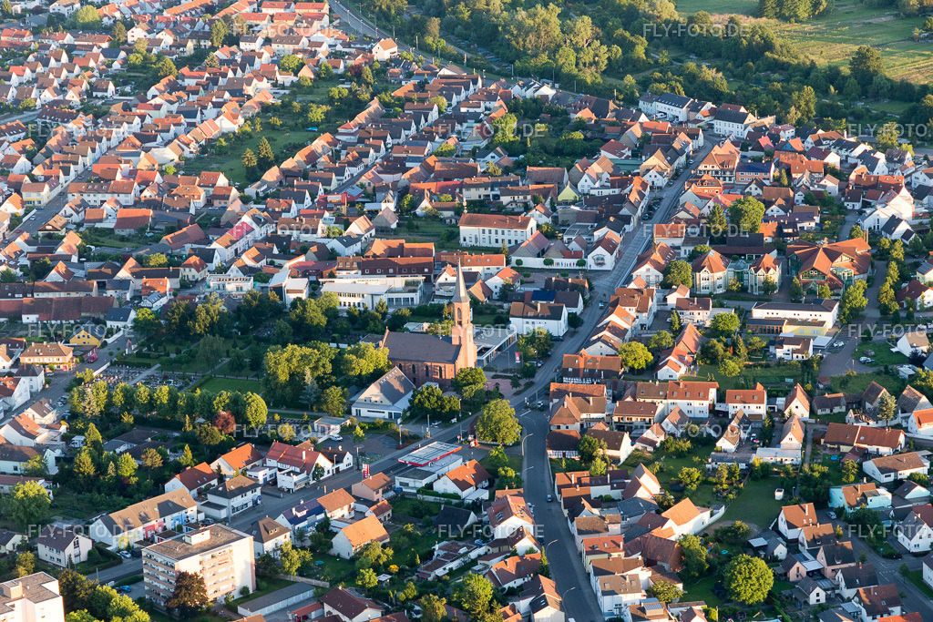 Linkenheim, ev. Kirche | Luftbild: Linkenheim, ev. Kirche im Ortsteil Linkenheim in Linkenheim-Hochstetten im Bundesland Baden-Württemberg in Deutschland. Foto: IMG_100933.jpg vom 10.06.2017 durch Werner Riehm/FLY-FOTO.de - Realisiert mit Pictrs.com
