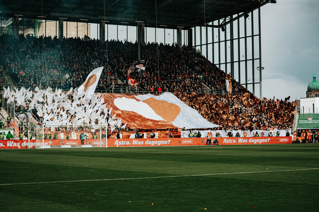 FCSP_YD-01636 | Der offizielle Shop für FC St. Pauli Fotos. Wähle aus Spielszenen & Fanmomenten dein FCSP Wunschformat. Wir liefern Millerntor-Atmosphäre.