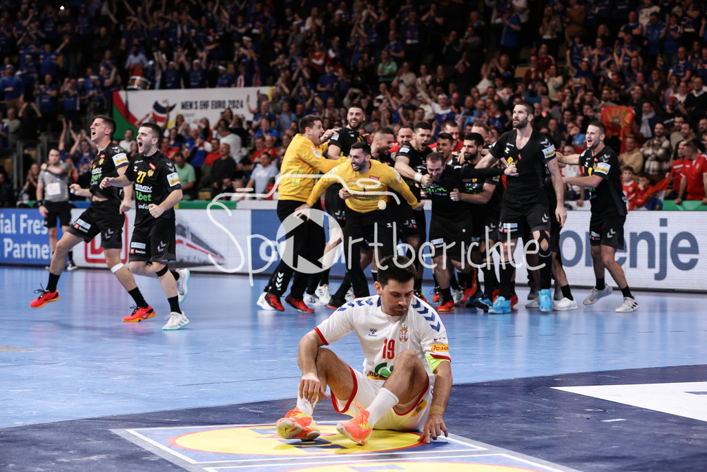 Serbien - Montenegro | enttaeuschte Serben nach der Niederlage gegen Montenegro / Nemanja ILIC (SRB #19)