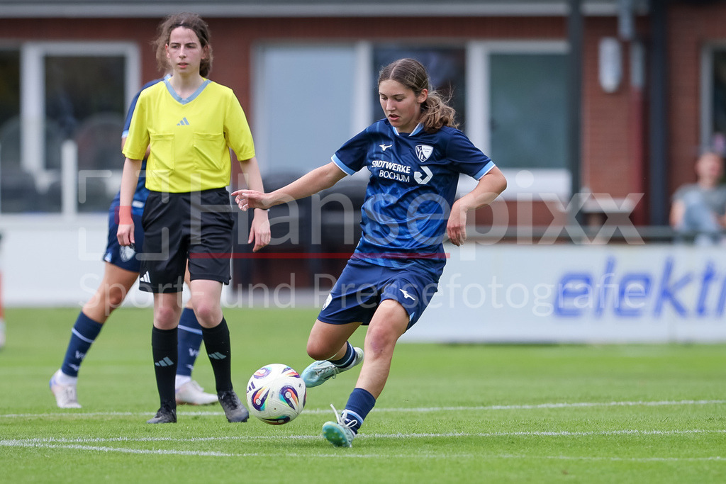 Fussball, Testspiel Frauen, SV Meppen - VfL Bochum | Ida Daedelow (VfL Bochum, 6) am Ball, Einzelbild, Ganzkörper, Aktion, Action, Spielszene